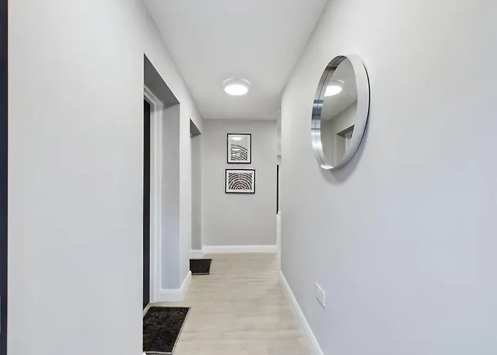 Sleek 2-Bedroom Stay In Belfast